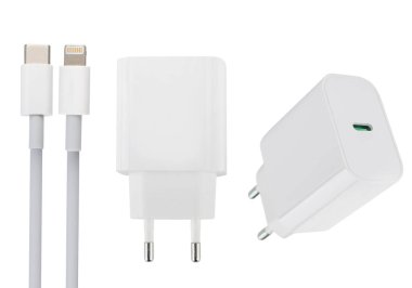 Telefon tableti için güç adaptörü, beyaz arkaplanda izole