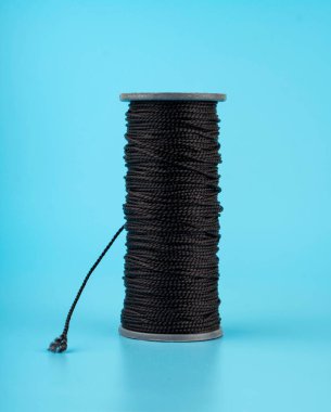 Mavi arkaplan üzerinde siyah yoğun iplikler skein