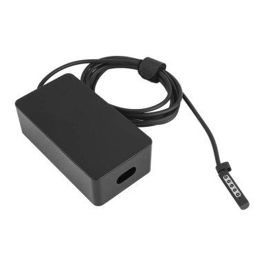 Bilgisayar güç adaptörü, beyaz arkaplanda yedek laptop parçası, açılı yan görünüm