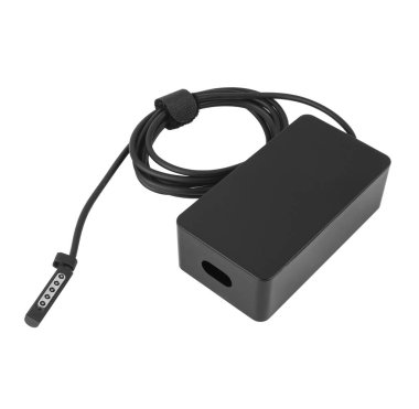 Bilgisayar güç adaptörü, beyaz arkaplanda yedek laptop parçası, açılı yan görünüm