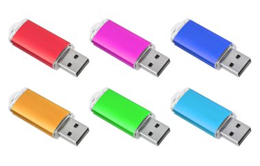 USB flash disk, flash bellek, beyaz arkaplan kolajı, farklı renkler