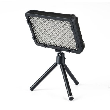 beyaz arkaplanda video çekimi için fener projektörü