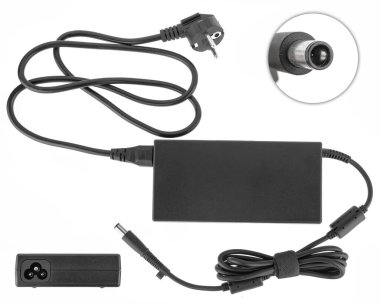 Beyaz arkaplanda dizüstü bilgisayar güç adaptörü, kolaj