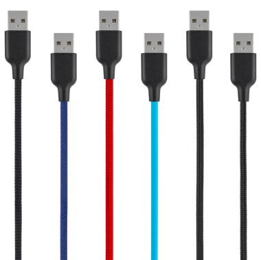 USB bağlantısı olan kablo, beyaz arkaplanda izole edildi