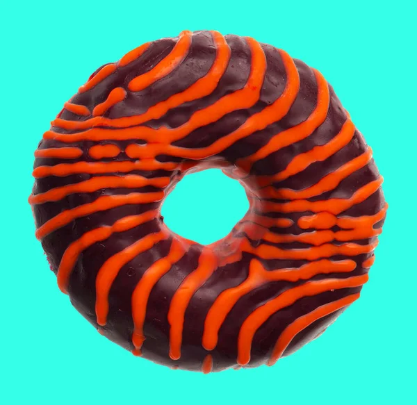 Donut Exuberante Coberto Com Creme Fundo Azul Isolamento — Fotografia de Stock