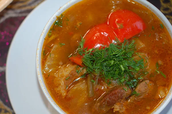 Oriental soup shurpa with meat, pepper, potatoes, dill in a bowl — Zdjęcie stockowe