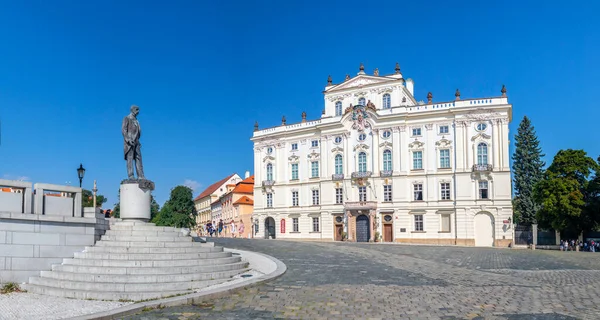 Ärkebiskopspalatset på torget i Hradcany och statyn av Tomas Garrigue Masaryk, Prags slott, Prag, Tjeckien — Stockfoto