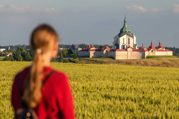 Kobieta patrząca na Kościół Pielgrzymkowy św. Jana Nepomucena w Zelena Hora, Zdar nad Sazavou, Republika Czeska — Zdjęcie stockowe