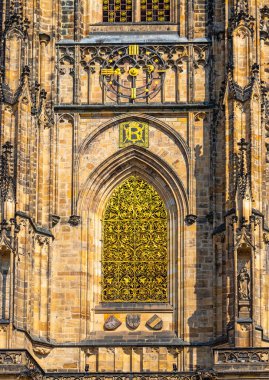 Gotik pencereyi süslemek, Aziz Vitus Katedrali 'nin gotik mimarisinin ayrıntıları, Prag, Çek Cumhuriyeti