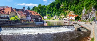 Baraj U Jeleni Lavky - Vltava Nehri 'nde nehir boyunca giden kayıkçılarla, Çek Cumhuriyeti Cesky Krumlov