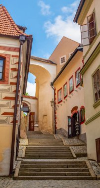 Castle Stairs - Çek Cumhuriyeti 'nin Cesky Krumlov Kalesi yakınlarındaki dar tarihi bir cadde
