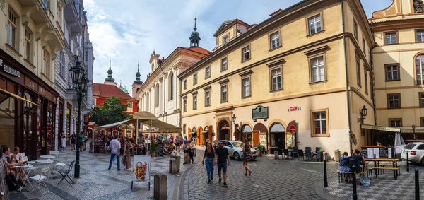 Pragues古城查尔斯街，捷克共和国布拉格，有游客的历史性街道 — 图库照片