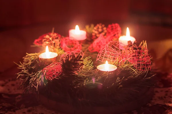 Adventní věnec se zářícími svíčkami — Stock fotografie