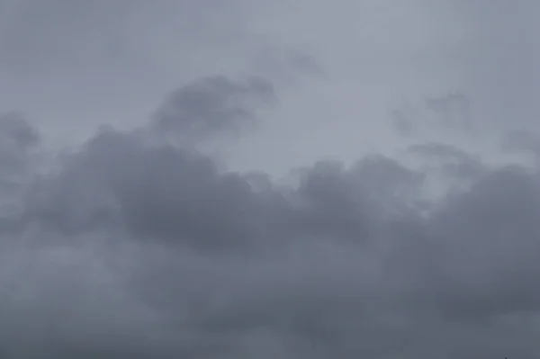 空の雲-灰色の曇りの空 — ストック写真