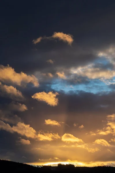 Skyline - prachtige zonsondergang hemel met rode wolken — Stockfoto