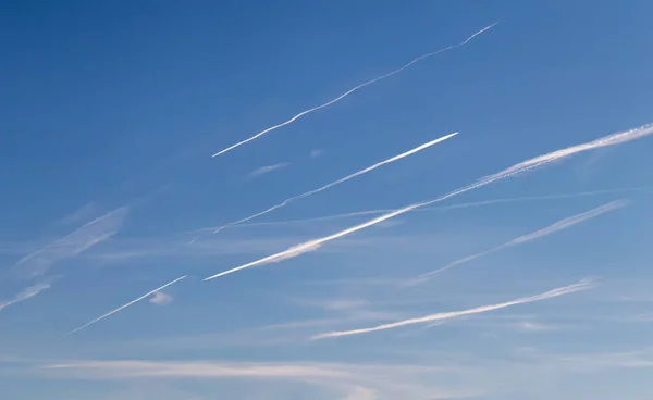 Contrails Létající Dopravní Letadla Bílými Kondenzačními Stopami Modré Obloze — Stock fotografie
