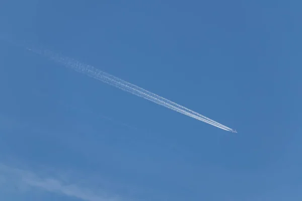 Contrails Ένα Ιπτάμενο Αεροπλάνο Μεταφοράς Λευκές Διαδρομές Συμπύκνωσης Στον Γαλάζιο — Φωτογραφία Αρχείου