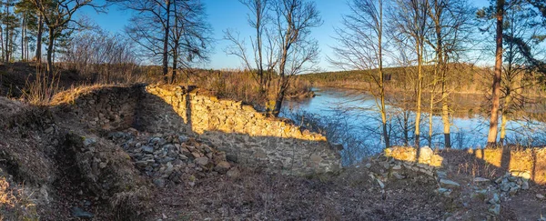 Çek Cumhuriyeti 'nin Velesin Şatosu kalıntıları, 13. yüzyıldan kalma bir Gotik şatonun kalıntıları. Günümüzün Rimov su deposunun yukarısındaki ağaçlık bir arazide.