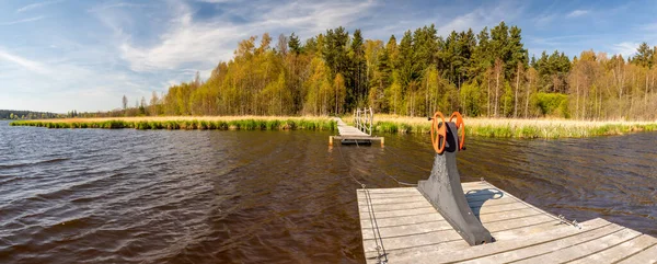 Wooden floating pier with boat and viewing platform with winch at Olsina pond, Czech republic — Stock fotografie