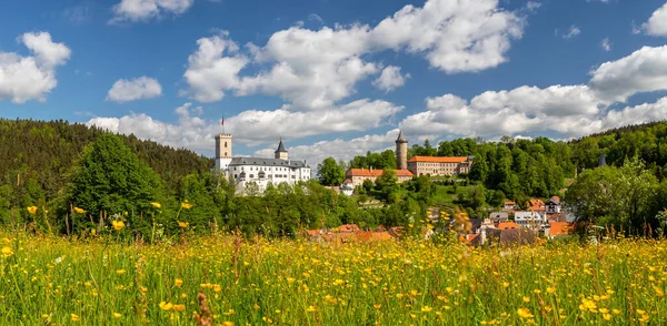 Rozmberk kastély - Rosenberg kastély - Dél-Csehországban, Rozmberk nad Vltavou, Cseh Köztársaság — Stock Fotó