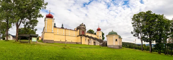 Klasztor Wniebowzięcia Najświętszej Maryi Panny Górze Matki Bożej Kraliky Czechy — Zdjęcie stockowe