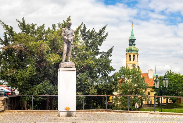 エドヴァール ベネス記念碑 ロレート広場の元チェコスロバキア大統領のブロンズ像 背景のロレッタ修道院教会の塔 プラハ チェコ共和国 — ストック写真
