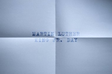 Martin Luther King Günü yazılı beyaz bir kağıt parçasına yakın..