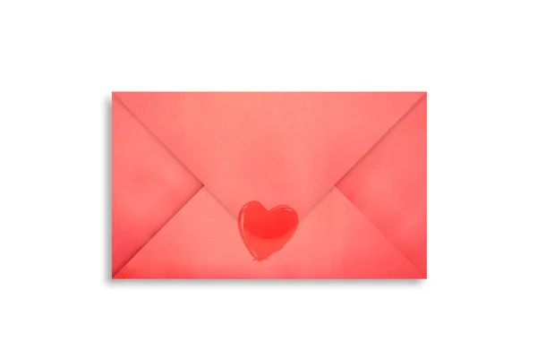 バレンタインデー 白い背景にハートのついた郵便物の赤い封筒が近くにあります — ストック写真