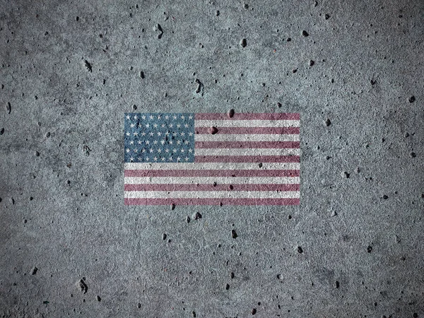 在粗糙的混凝土上悬挂美利坚合众国国旗 — 图库照片