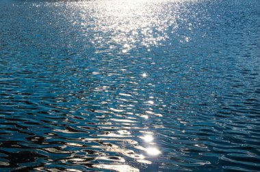 Güneşin sudaki yansıması. Suyun dokusu detaylarla dalgalanır.