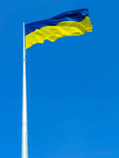 Флагшток Флагом Украины Против Голубого Неба Крупным Планом — стоковое фото