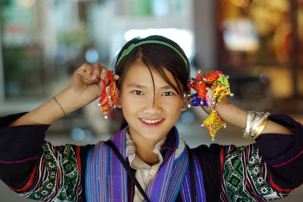 SAPA, VIETNAM - SEP 30: Menina bonito não identificado da flor H 'mong mulheres indígenas na rua andando em 31 de setembro de 2009 em Sapa, Vietnã. Flower H 'mong tribos é uma das tribos minoritárias em Sapa — Fotografia de Stock