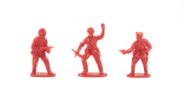 beyaz zemin üzerine plastik oyuncak askerler