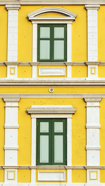 Gul windows vägg i bangkok, thailand — Stockfoto