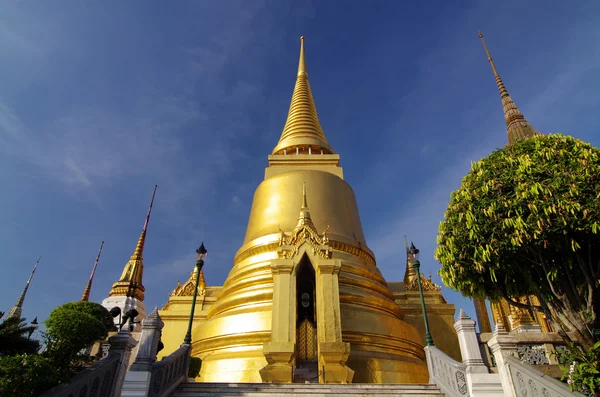 Gran palacio tailandés en Bangkok, la gente tailandesa llama a eso wat phra kaew — Foto de Stock