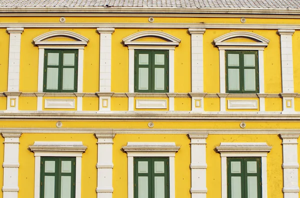 Жовтий windows стіни в Бангкоку, Таїланд — стокове фото