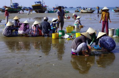 muine, vietnam - Ekim 19: tanımlanamayan balıkçı tüccar muine beach, vietnam sabah 19 Ekim 2012 müşteri ile anlaşma