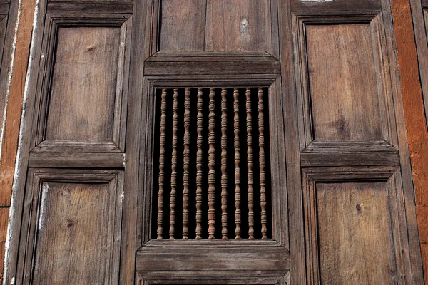 Porta tradicional, porta velha — Fotografia de Stock