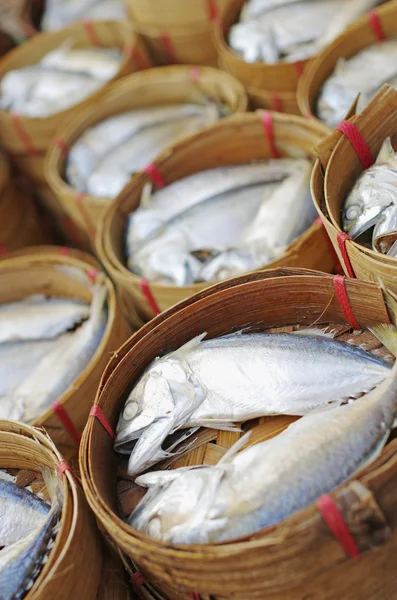 Peixes de sarda no cesto — Fotografia de Stock
