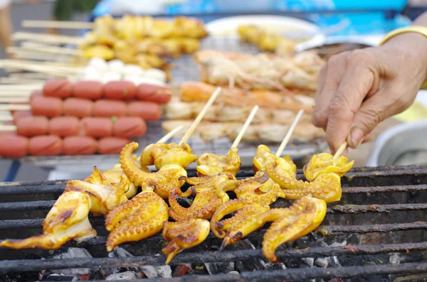 Gegrillter Tintenfisch auf anderen gegrillten Speisen Hintergrund — Stockfoto