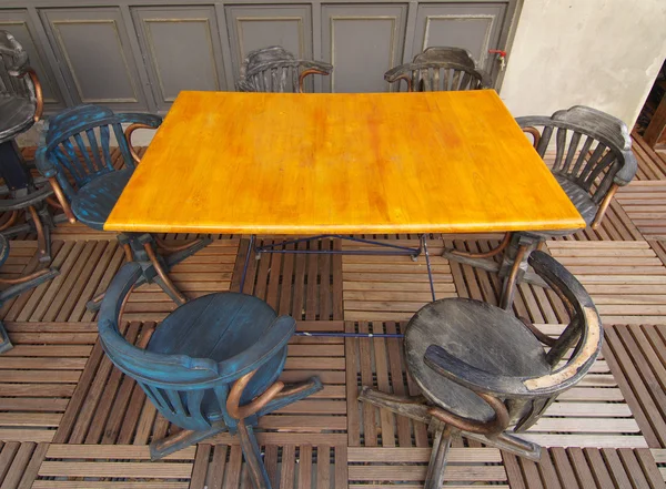 Antiguo estilo de restaurante exterior, constan de sillas y mesa — Foto de Stock