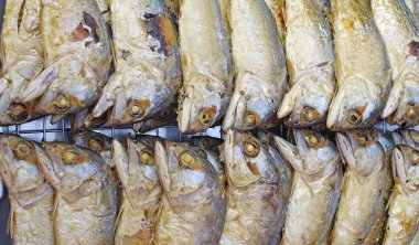 satış için masaya kızarmış uskumru