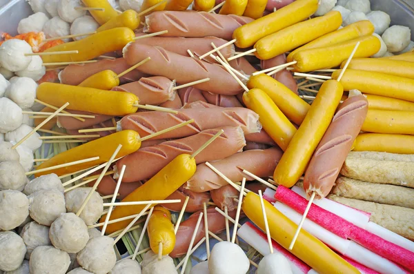 Mélanger le flux de bambou de brochette de boule de saucisse et de viande — Photo