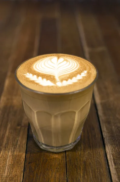 Café quente com leite na mesa de madeira — Fotografia de Stock