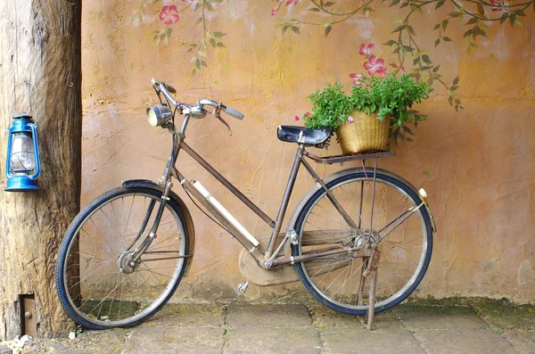 Classic bicycle in front of art wall background — Stock Photo, Image