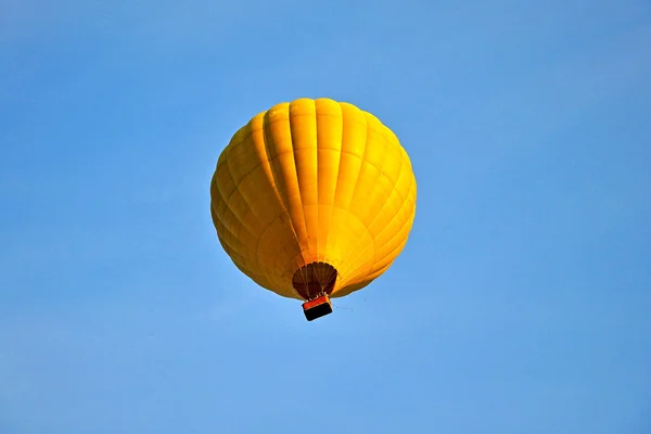 在蓝色的天空的气球 — 图库照片
