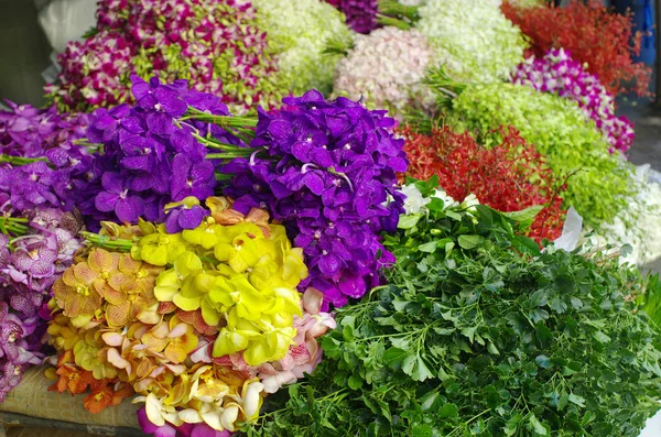 Pacote multicolorido de orquídeas no mercado de flores, Bangkok, Tailândia — Fotografia de Stock