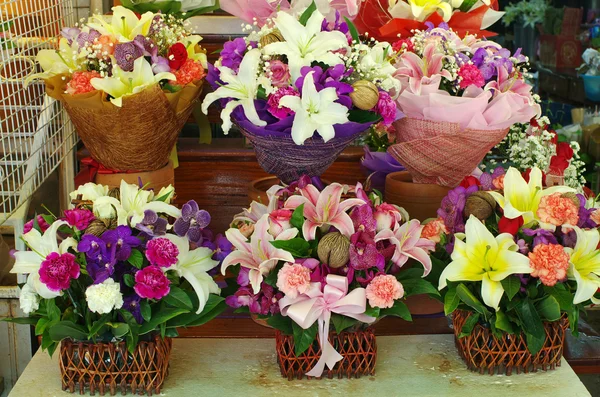 Buquê de flores coloridas na mesa no mercado — Fotografia de Stock