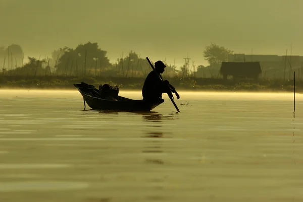 Pescador de Inle Lake peixe esperando — Fotografia de Stock