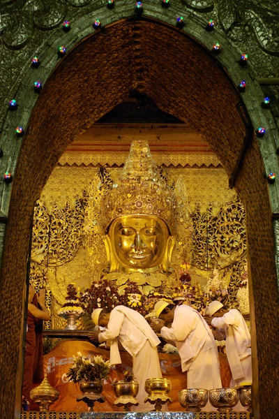 MANDALAY - JAN 03: The senior monk Beg to Mahamuni Buddha in ritual of face wash on JAN 03,2011 at Mahamuni temple-Mandalay Myanmar.This ritual begin every morning at 4am — стоковое фото